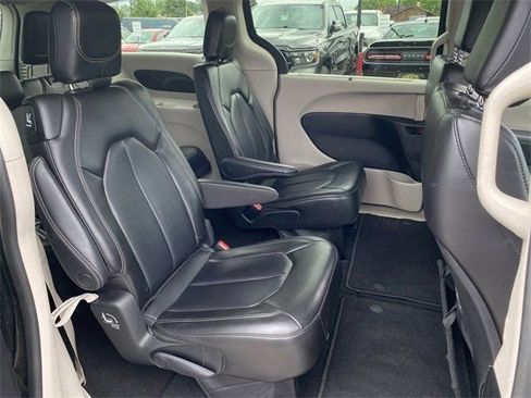 Used 2023 Chrysler Pacifica Touring-L image 22