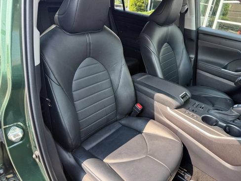 Used 2023 Toyota Highlander XLE AWD/4WD image 11