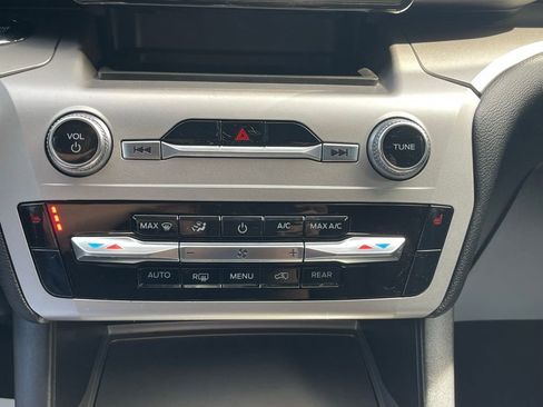 Used 2022 Ford Explorer XLT image 38