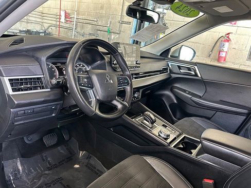 Used 2024 Mitsubishi Outlander AWD image 18