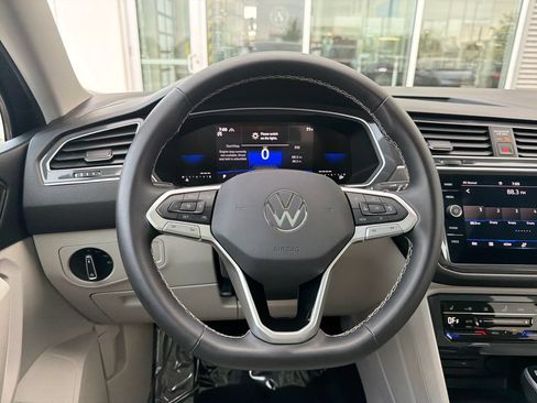 Certified 2024 Volkswagen Tiguan SE w/ Panoramic Sunroof Package AWD/4WD image 17