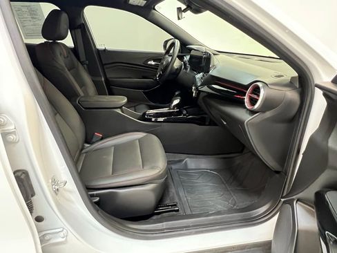 Used 2025 Chevrolet Trax RS w/ Driver Confidence Package image 28