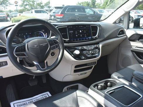 Used 2024 Chrysler Pacifica Limited FWD image 20