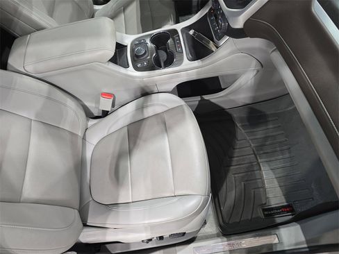 Used 2023 GMC Acadia SLT w/ Technology Package image 10