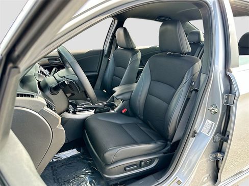 Used 2017 Honda Accord Sport image 19