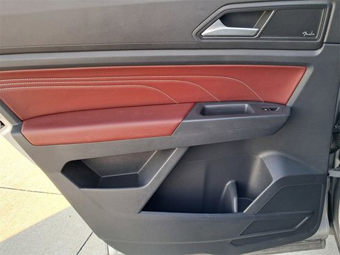 Used 2021 Volkswagen Atlas Cross Sport SEL Premium image 11