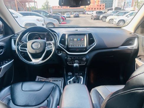 Used 2017 Jeep Cherokee Trailhawk AWD/4WD image 9
