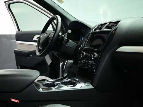 Used 2017 Ford Explorer XLT w/ Equipment Group 202A image 28