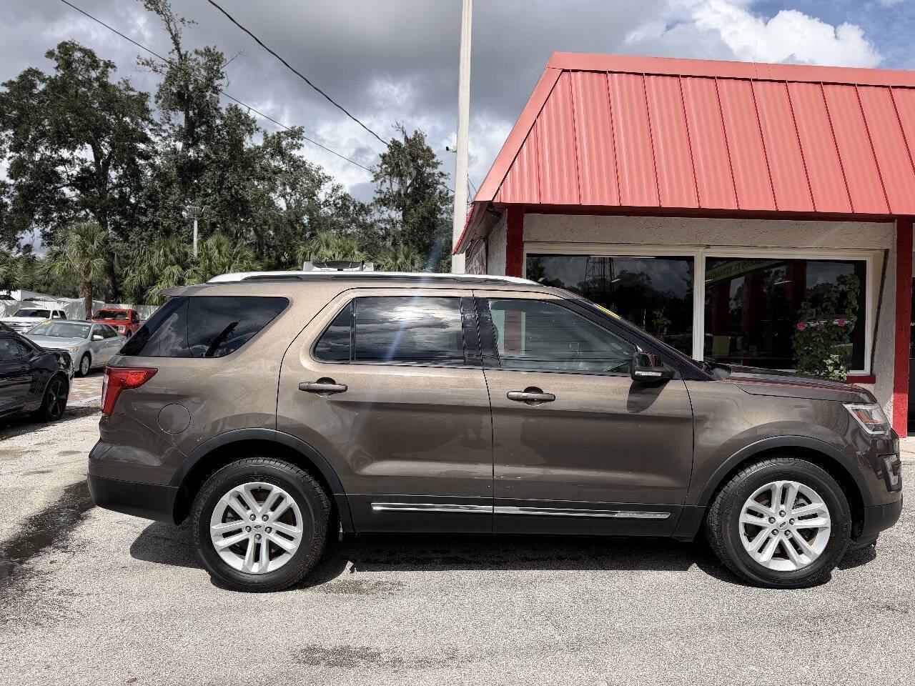Used 2016 Ford Explorer XLT w/ Equipment Group 202A FWD image 3