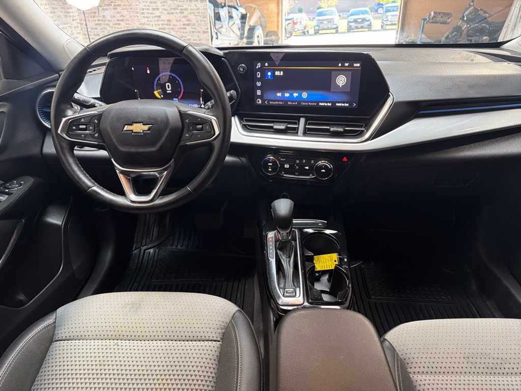Used 2025 Chevrolet Trax LT w/ LT Convenience Package FWD image 19