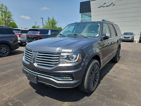 Used 2016 Lincoln Navigator Reserve AWD/4WD image 3