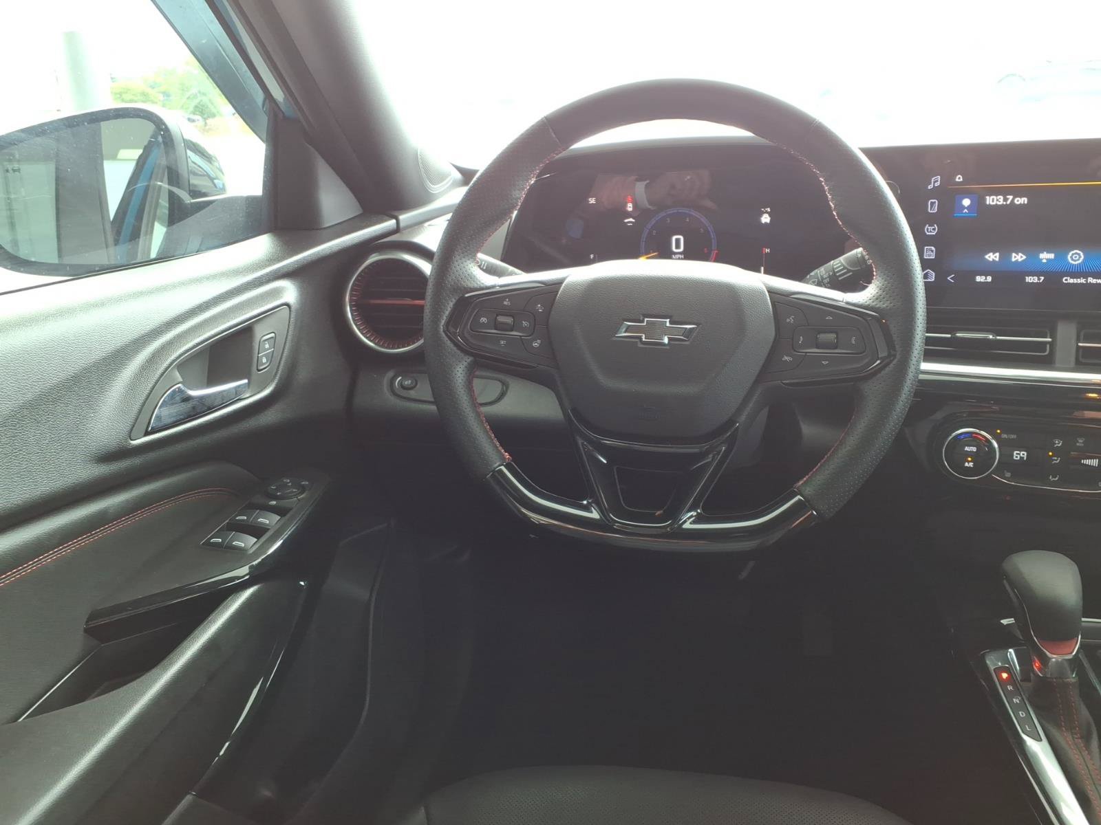 Used 2025 Chevrolet Trax RS w/ Sunroof Package FWD image 17