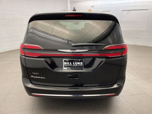New 2026 Chrysler Pacifica Select image 3