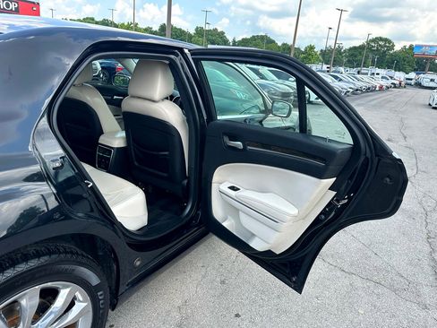 Used 2016 Chrysler 300 C image 11