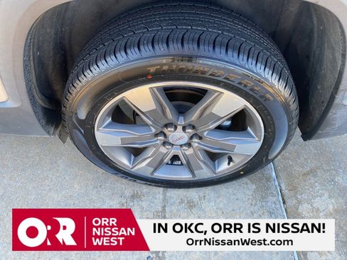 Used 2017 GMC Acadia SLT w/ LPO, Cargo Package image 9