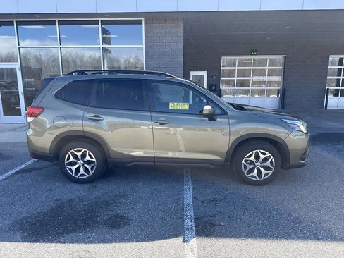 Used 2024 Subaru Forester Premium image 2
