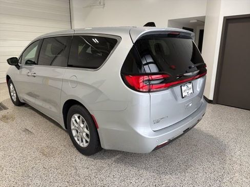 New 2026 Chrysler Pacifica Select image 24