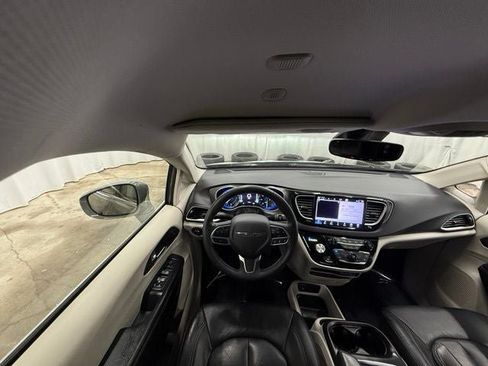 Used 2022 Chrysler Pacifica Touring-L w/ Uconnect Theater Family Group FWD image 14