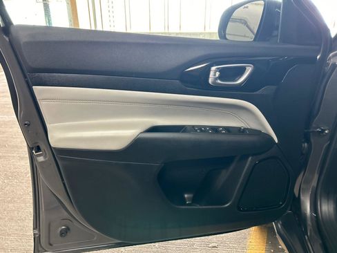 Used 2022 Jeep Compass Limited image 9