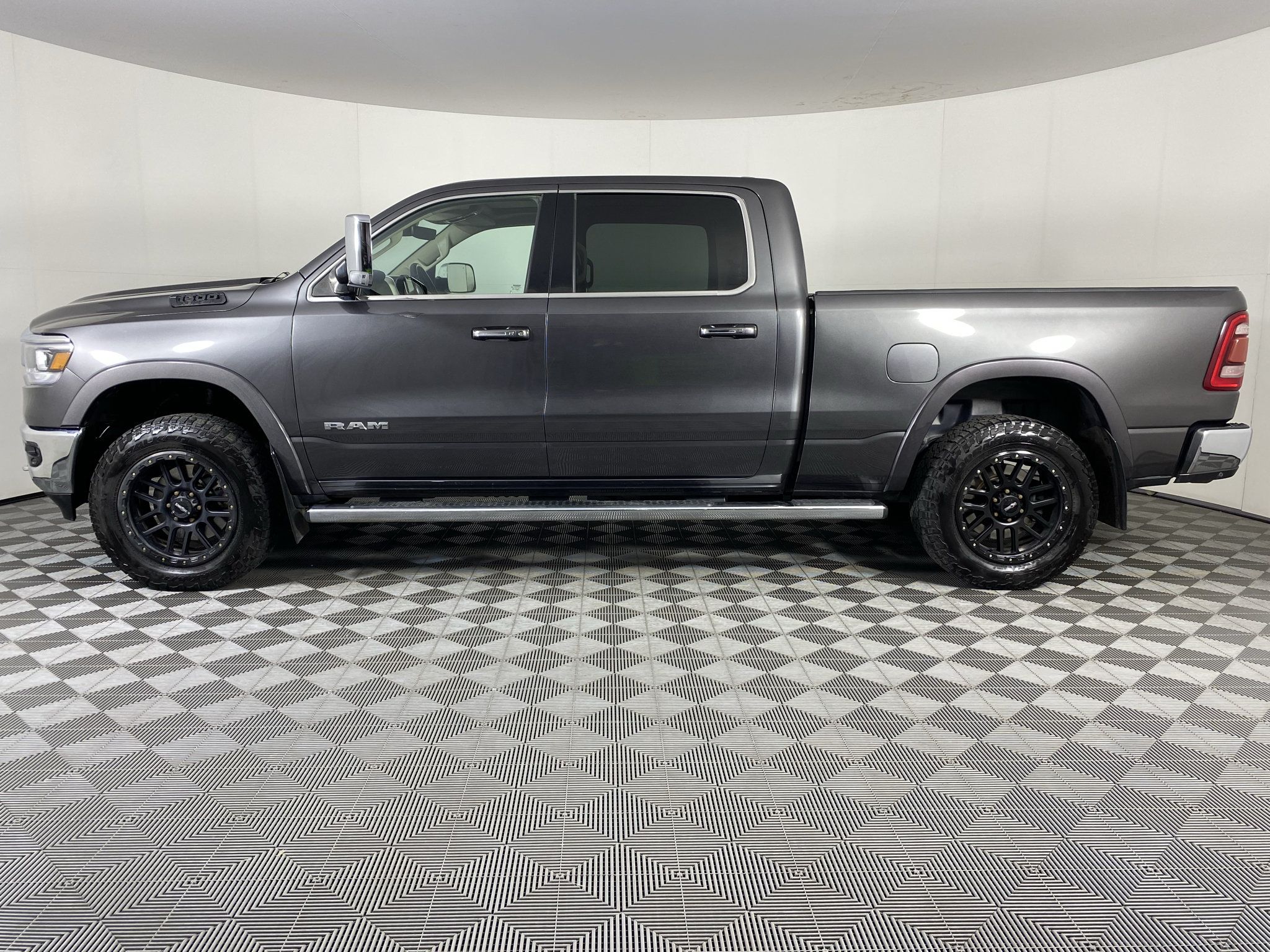 Used 2019 RAM 1500 Laramie AWD/4WD image 4