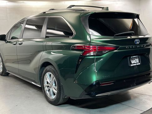 Used 2022 Toyota Sienna Limited FWD image 3