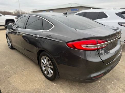 Used 2017 Ford Fusion SE w/ Fusion SE Technology Package image 3