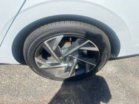 Used 2025 Hyundai Elantra Limited FWD image 9