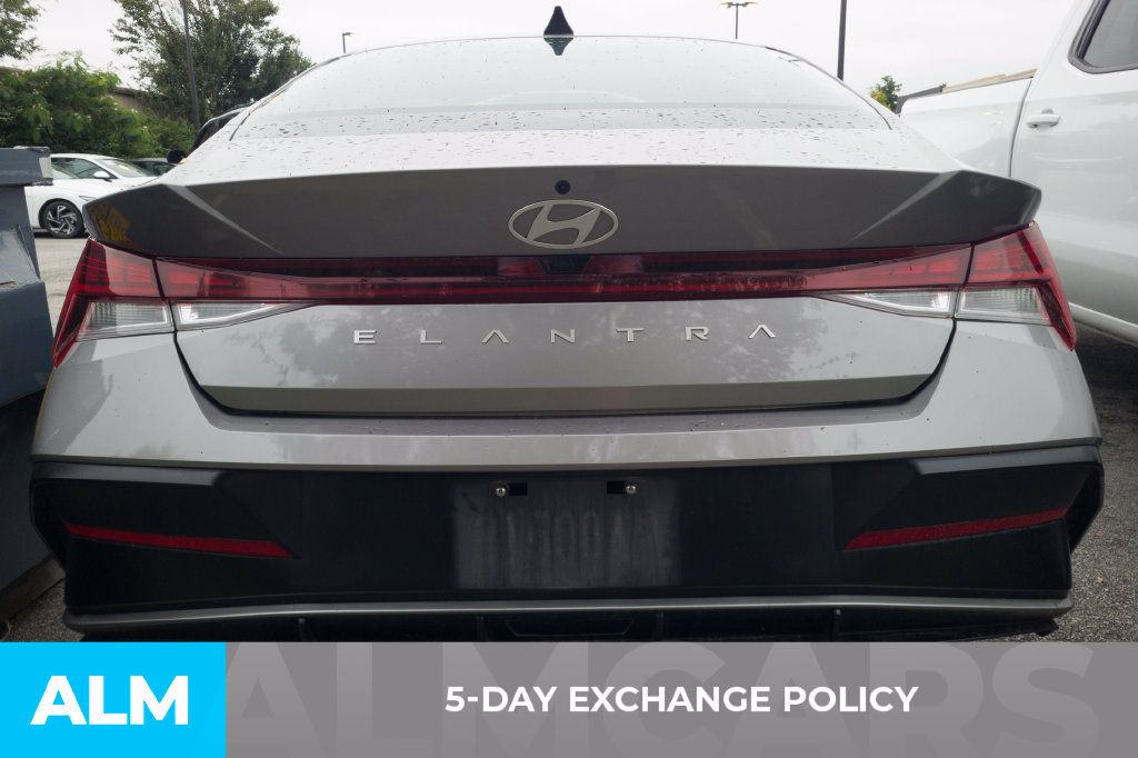 Used 2025 Hyundai Elantra SEL FWD image 3