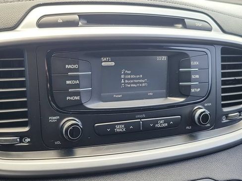 Used 2017 Kia Sorento FWD image 21