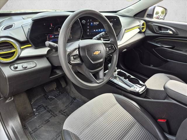 Used 2025 Chevrolet Trax LT FWD image 12
