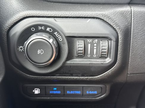 Used 2022 Jeep Wrangler Unlimited Sahara AWD/4WD image 15