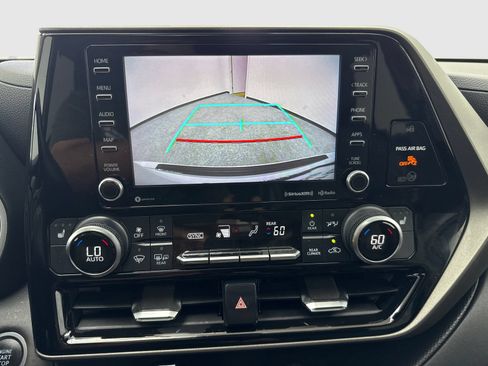 Used 2021 Toyota Highlander XLE FWD image 28