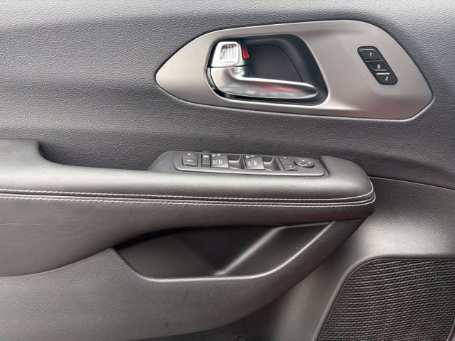 New 2027 Chrysler Pacifica Select AWD/4WD image 21