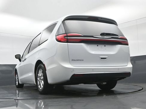 Used 2024 Chrysler Pacifica Touring image 70