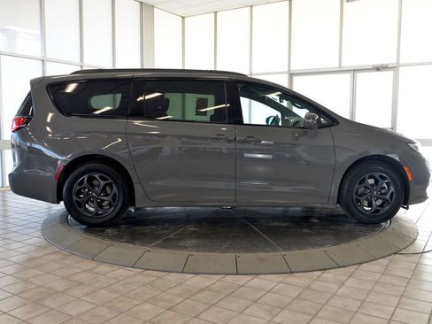 Used 2021 Chrysler Pacifica Touring w/ S Appearance Package image 9