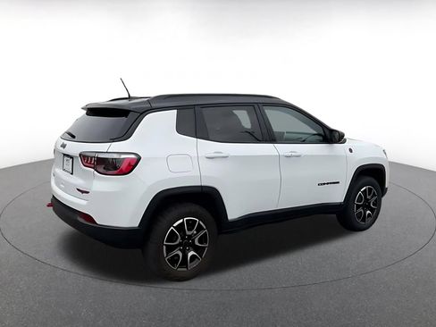 Used 2025 Jeep Compass Trailhawk AWD/4WD image 14