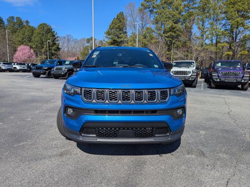 Used 2025 Jeep Compass Latitude image 2