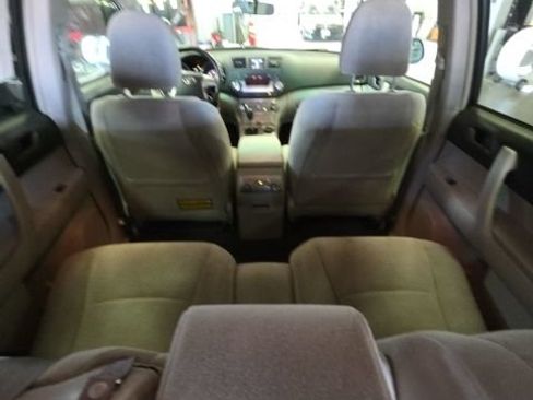 Used 2012 Toyota Highlander FWD w/ Tech Pkg image 16