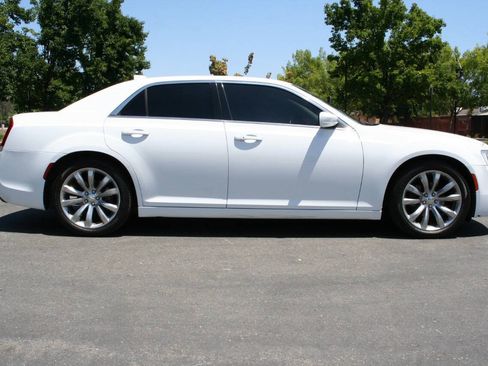 Used 2017 Chrysler 300 Limited RWD image 4