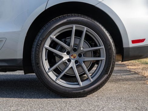 Certified 2025 Porsche Macan image 12