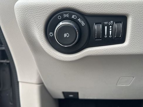 Used 2018 Chrysler Pacifica Touring-L Plus FWD image 21