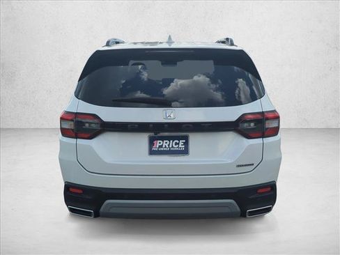 Used 2023 Honda Pilot Touring image 6
