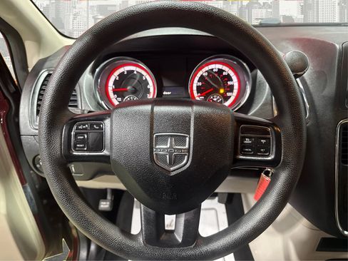 Used 2018 Dodge Grand Caravan SE w/ UConnect Hands-Free Group image 19