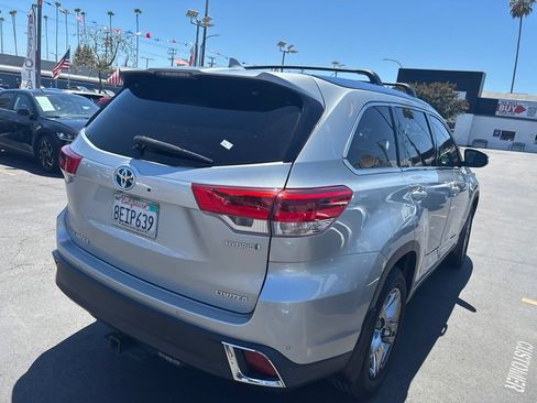 Used 2018 Toyota Highlander Limited Platinum w/ Carpet Mat Package (TMS) AWD/4WD image 4