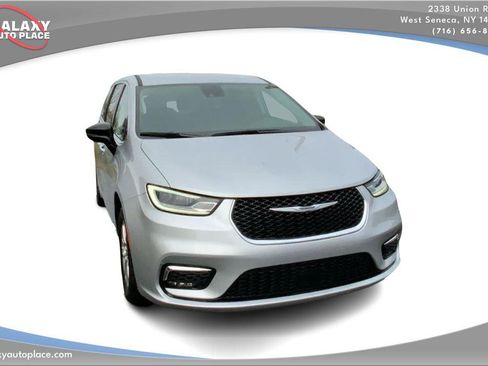 Used 2024 Chrysler Pacifica Touring-L FWD image 3