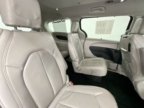 Used 2020 Chrysler Pacifica Touring-L Plus image 15