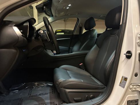 Used 2025 Genesis G70 2.5T image 28