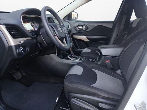 Used 2018 Jeep Cherokee Latitude FWD image 19
