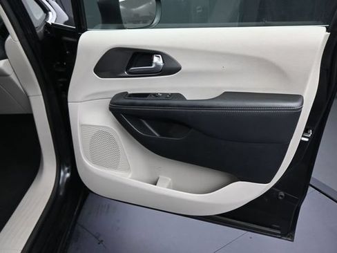 Used 2023 Chrysler Pacifica Touring-L FWD image 20