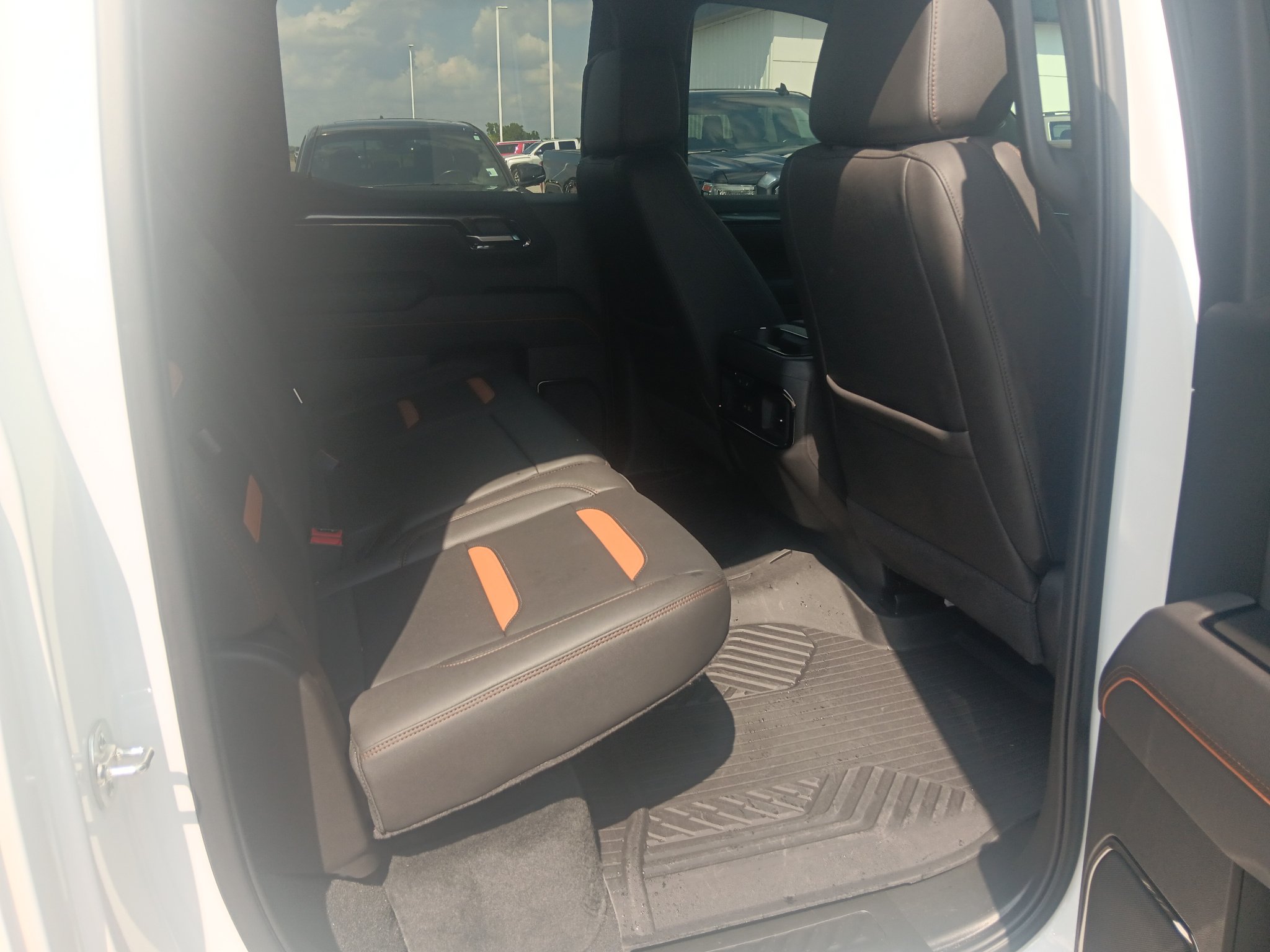 Used 2025 GMC Sierra 1500 AT4 w/ AT4 Premium Package AWD/4WD image 19